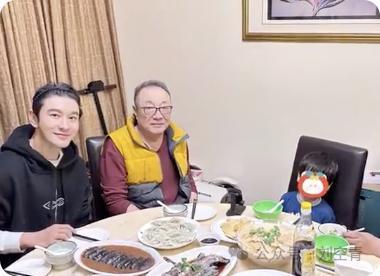 直播间叫“老公”，频频发文暗示，她这是要上位了？