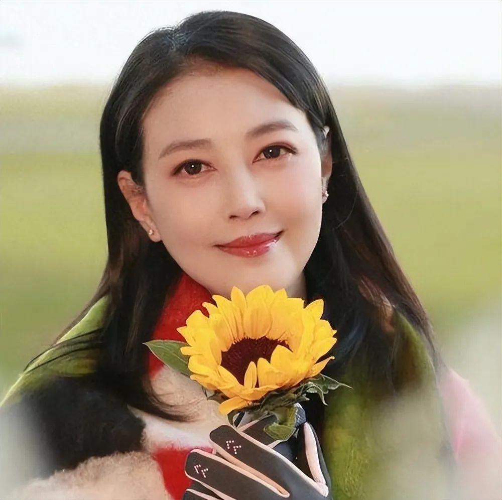 一生不婚不育，57岁的周海媚，还是没逃过……