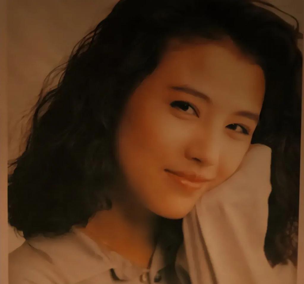 一生不婚不育，57岁的周海媚，还是没逃过……