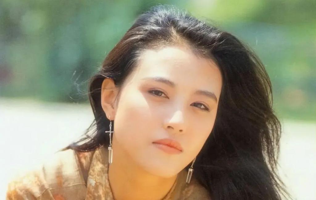 一生不婚不育，57岁的周海媚，还是没逃过……