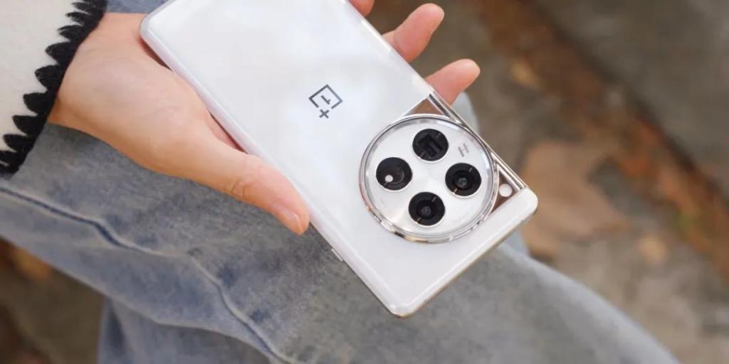 2024年初，OPPO也加入了3999元旗舰机大乱斗。