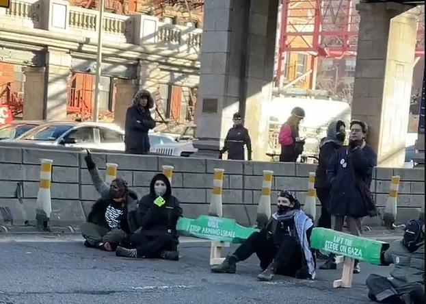 突发!纽约成为孤岛,警方逮捕数百人