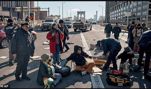 突发!纽约成为孤岛,警方逮捕数百人