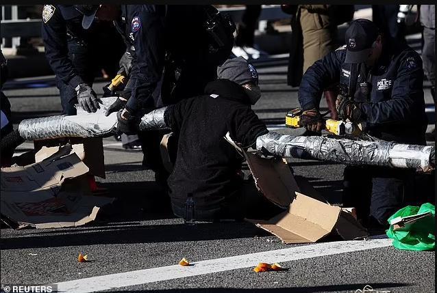 突发!纽约成为孤岛,警方逮捕数百人