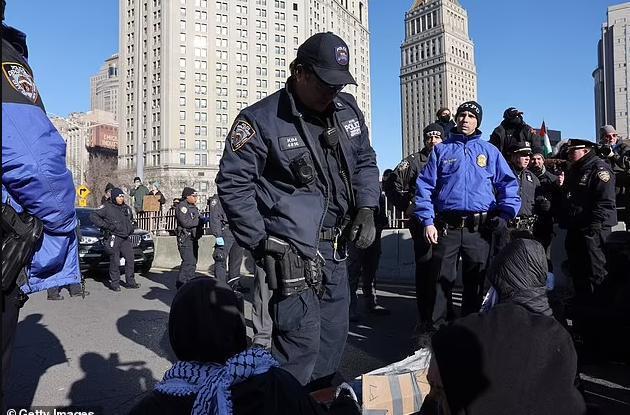 突发!纽约成为孤岛,警方逮捕数百人