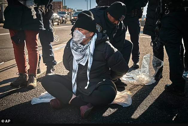 突发!纽约成为孤岛,警方逮捕数百人