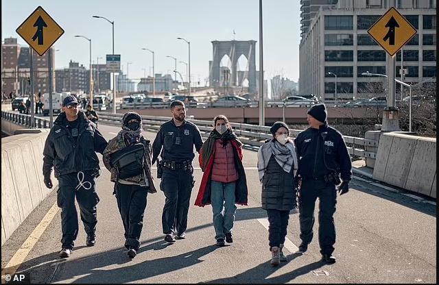 突发!纽约成为孤岛,警方逮捕数百人