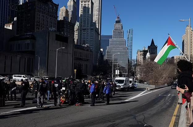 突发!纽约成为孤岛,警方逮捕数百人