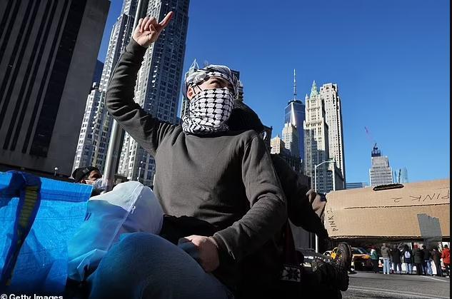 突发!纽约成为孤岛,警方逮捕数百人