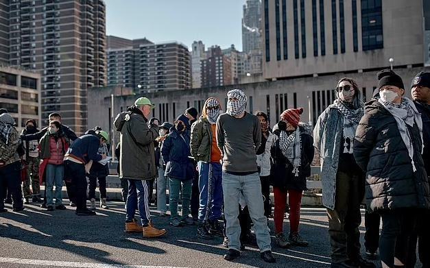 突发!纽约成为孤岛,警方逮捕数百人