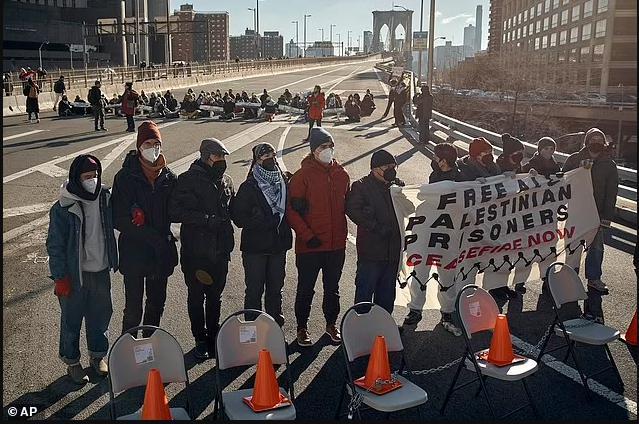 突发!纽约成为孤岛,警方逮捕数百人