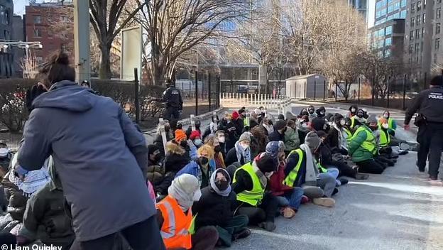 突发!纽约成为孤岛,警方逮捕数百人