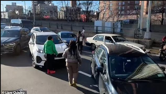 突发!纽约成为孤岛,警方逮捕数百人