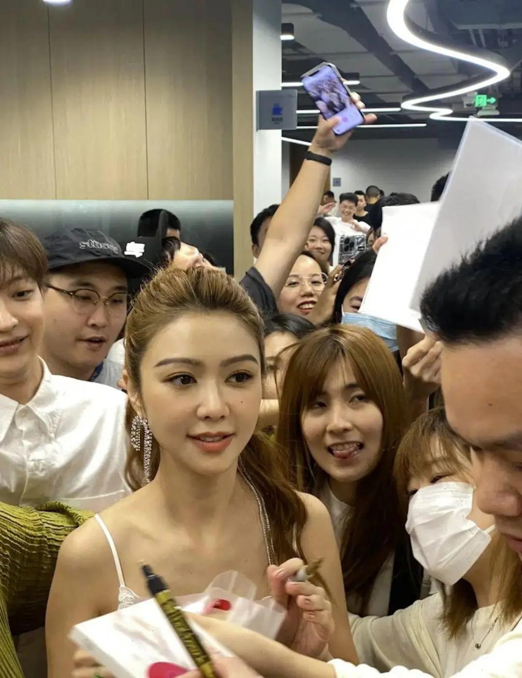 42岁女歌手仍执迷少女形象，网民狠批造型愈来愈似网红