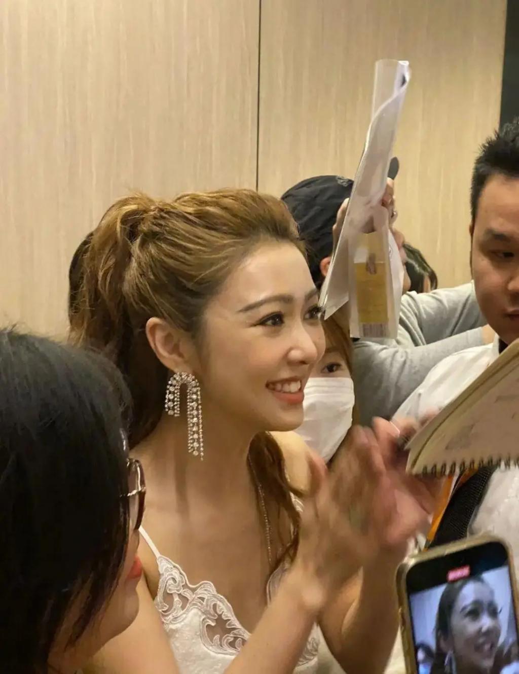 42岁女歌手仍执迷少女形象，网民狠批造型愈来愈似网红