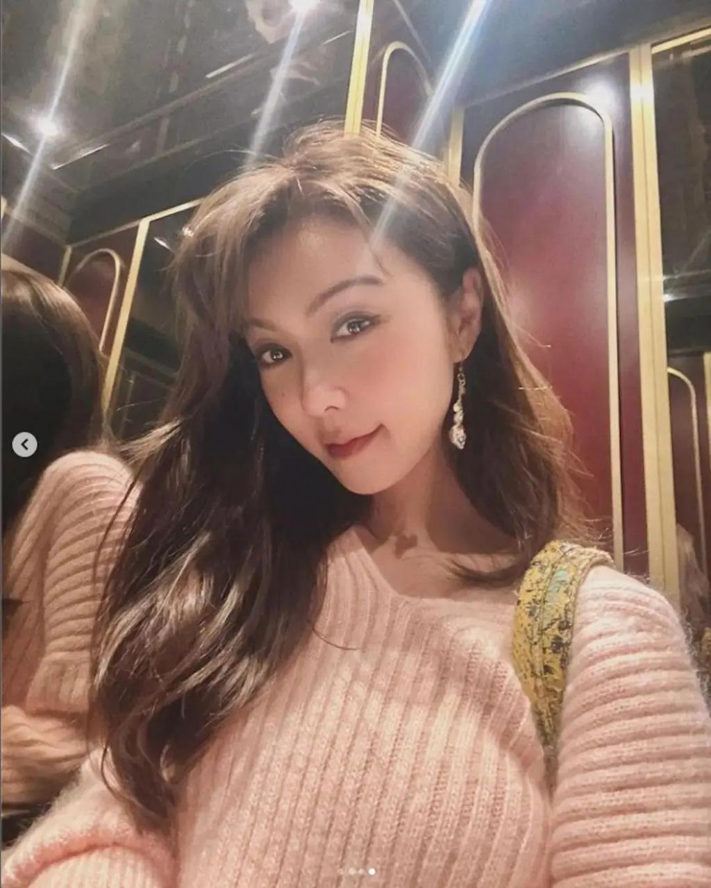 42岁女歌手仍执迷少女形象，网民狠批造型愈来愈似网红