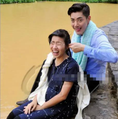 被亲爹卖走两次，婚后老公宁愿抱狗睡也不碰她？