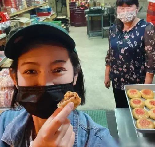 被亲爹卖走两次，婚后老公宁愿抱狗睡也不碰她？