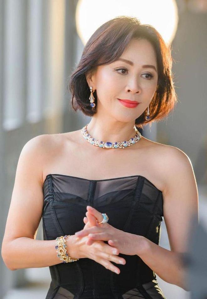刘嘉玲与混血男孩合影喊：小情人，曝其身份显赫