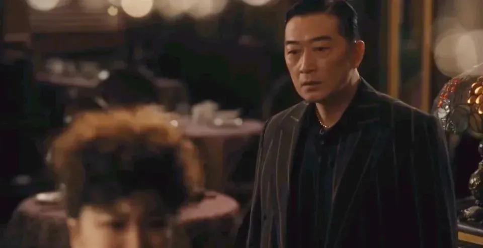 《繁花》邵峰：不顾反对结婚，恩爱十几年，53岁大变样