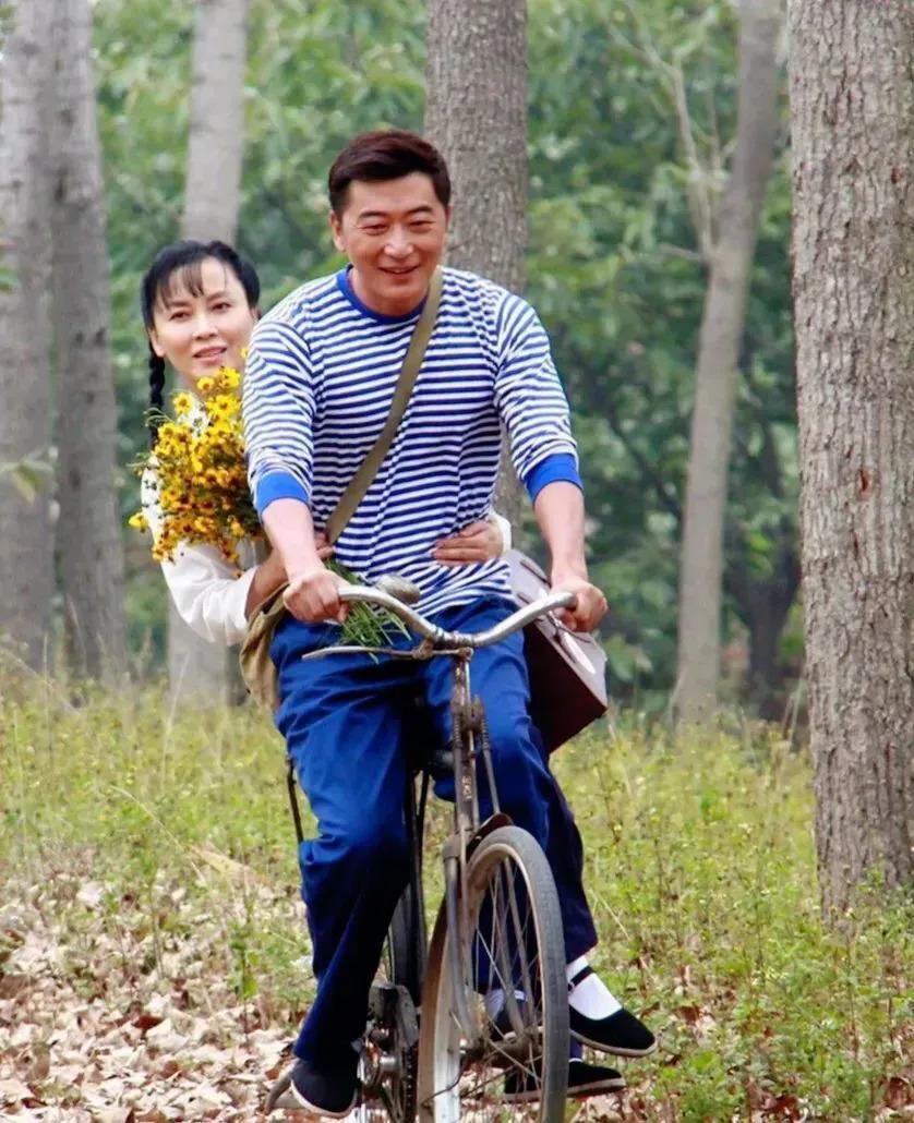 《繁花》邵峰：不顾反对结婚，恩爱十几年，53岁大变样