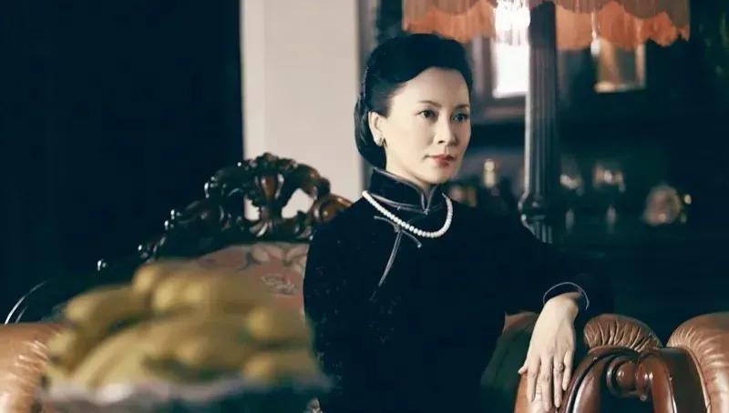 《繁花》邵峰：不顾反对结婚，恩爱十几年，53岁大变样