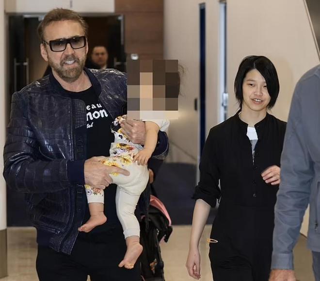 60岁尼古拉斯·凯奇与家人开心庆生，29岁日本娇妻显发福