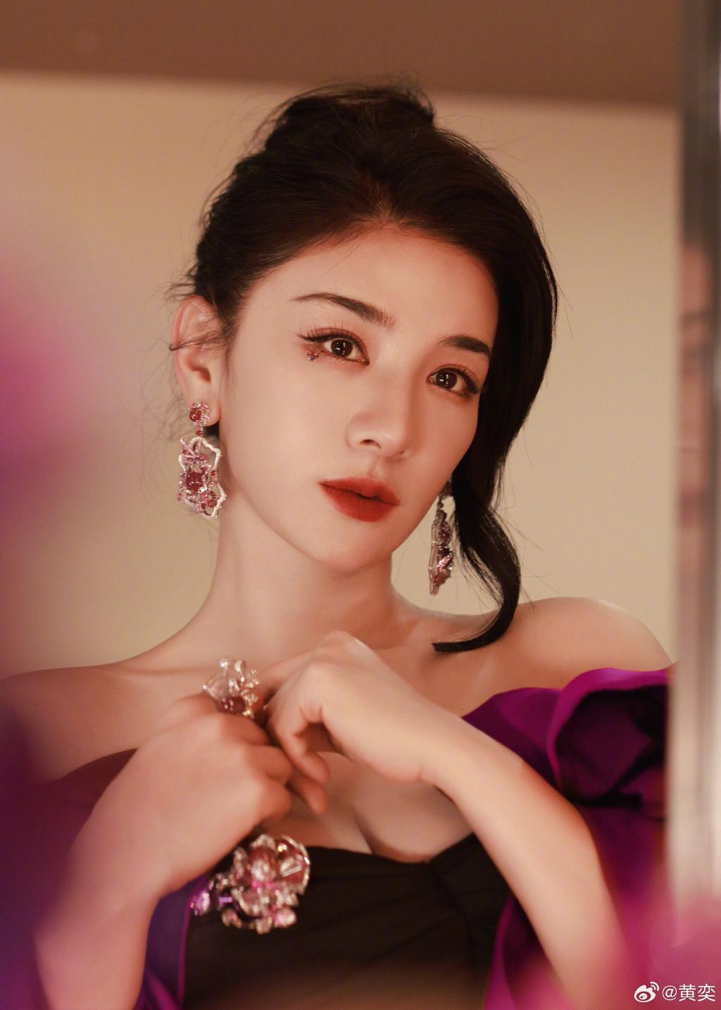 黄奕穿修身裙勾勒完美身材 发丝垂落太撩人