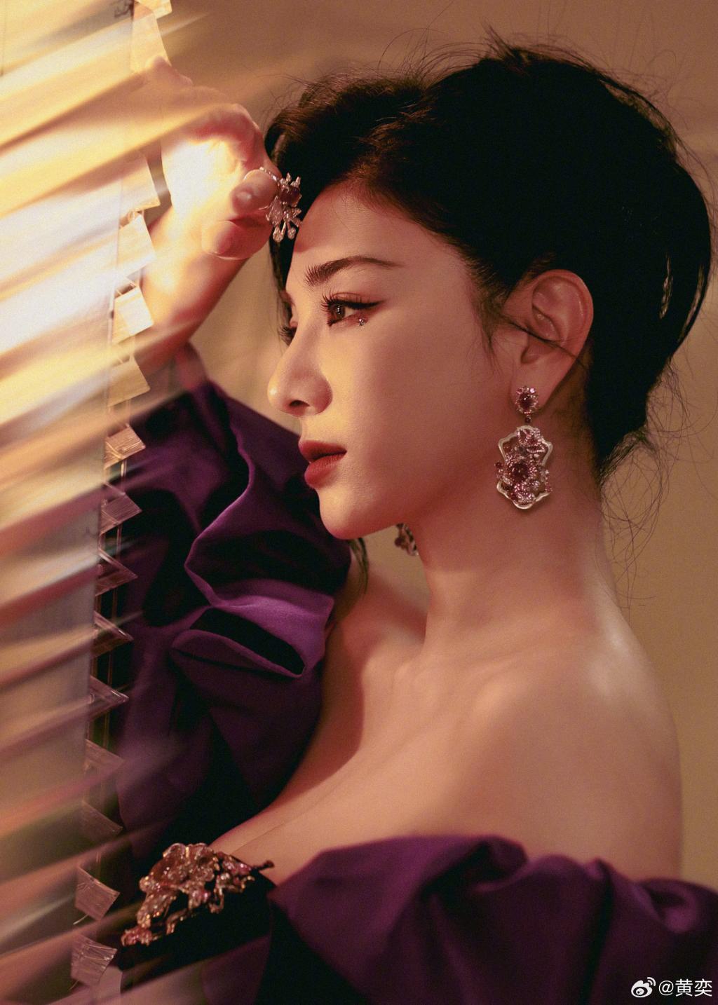 黄奕穿修身裙勾勒完美身材 发丝垂落太撩人