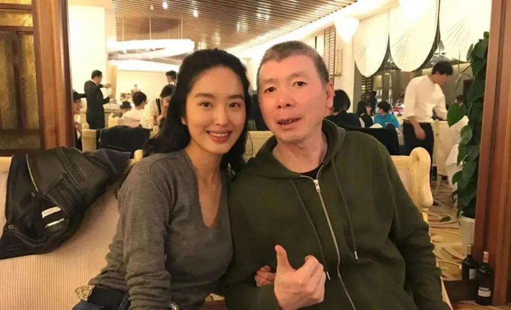 “干爹文学”陈金飞已成过去，她现任更牛？
