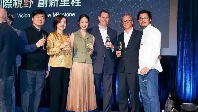 “干爹文学”陈金飞已成过去，她现任更牛？