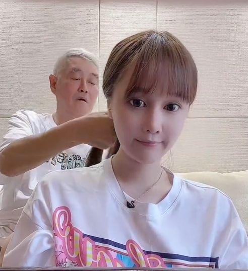 赵本山女儿剖腹产得子！其老公被质疑贪财表情尴尬，球球护夫