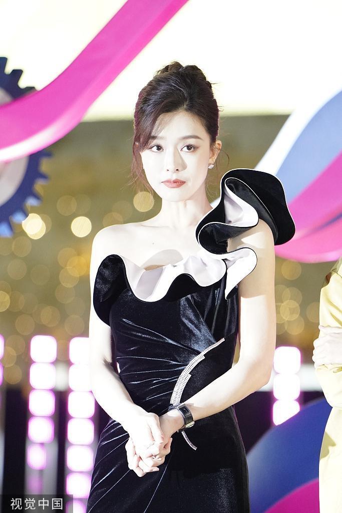 文咏珊出席线下品牌活动 黑裙盘发优雅十足