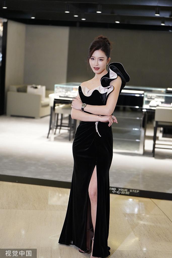 文咏珊出席线下品牌活动 黑裙盘发优雅十足