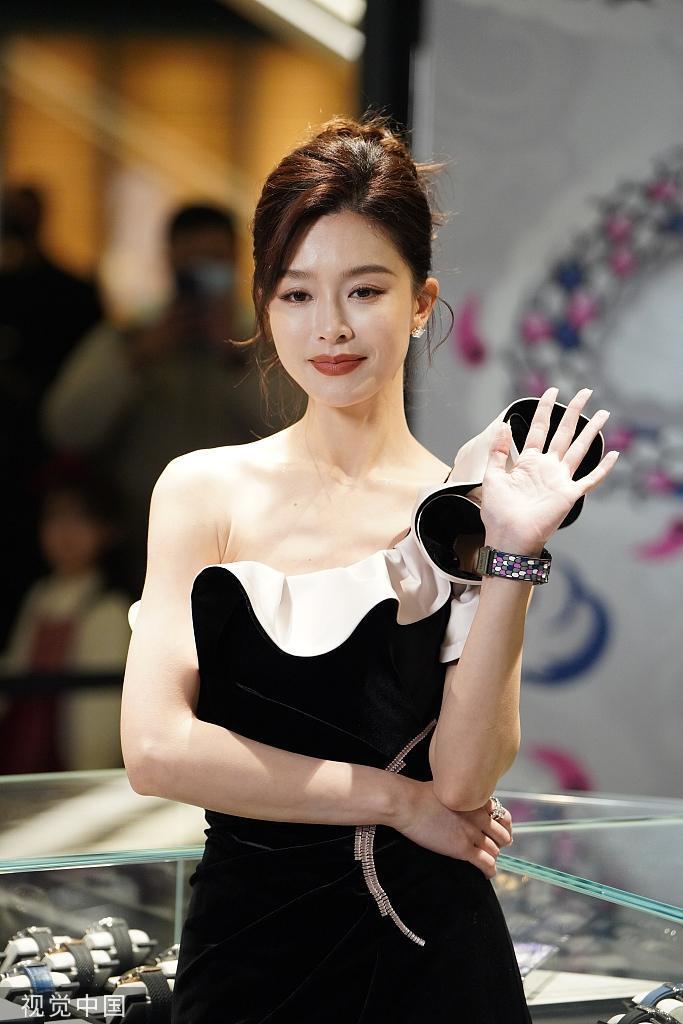 文咏珊出席线下品牌活动 黑裙盘发优雅十足