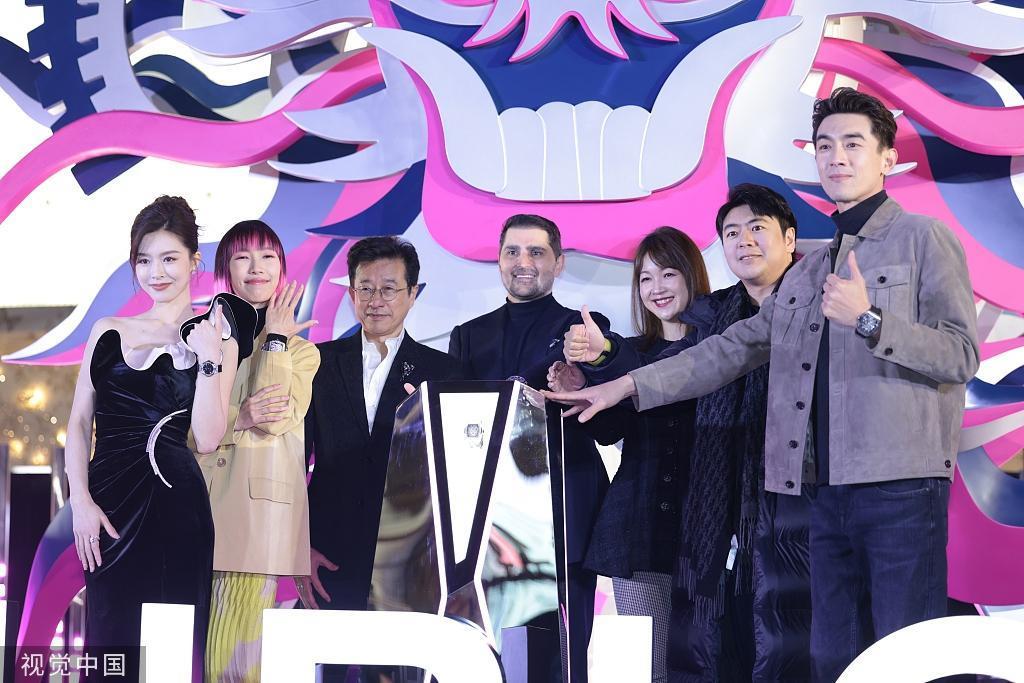 文咏珊出席线下品牌活动 黑裙盘发优雅十足