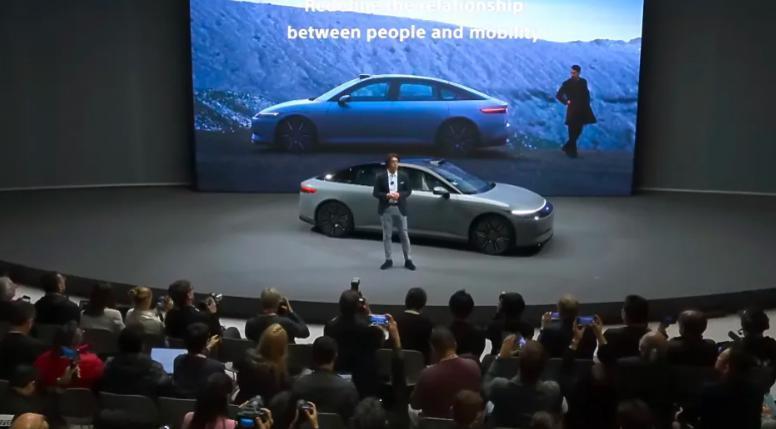 索尼本田合作 Afeela 汽车亮相 CES 2024，用 PS5 手柄操控驾驶