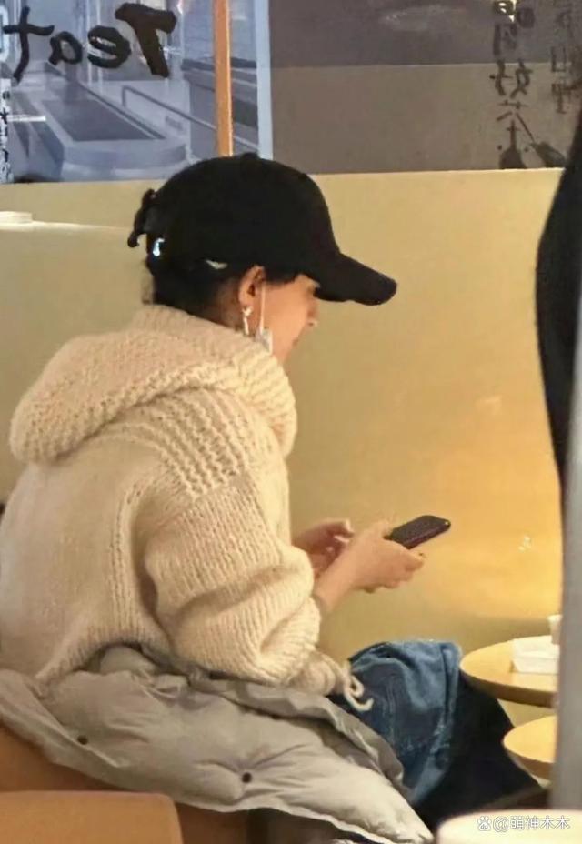 赵丽颖喝茶被偶遇，穿上万毛衣低调宠粉，被曝将和杨幂同场飙戏