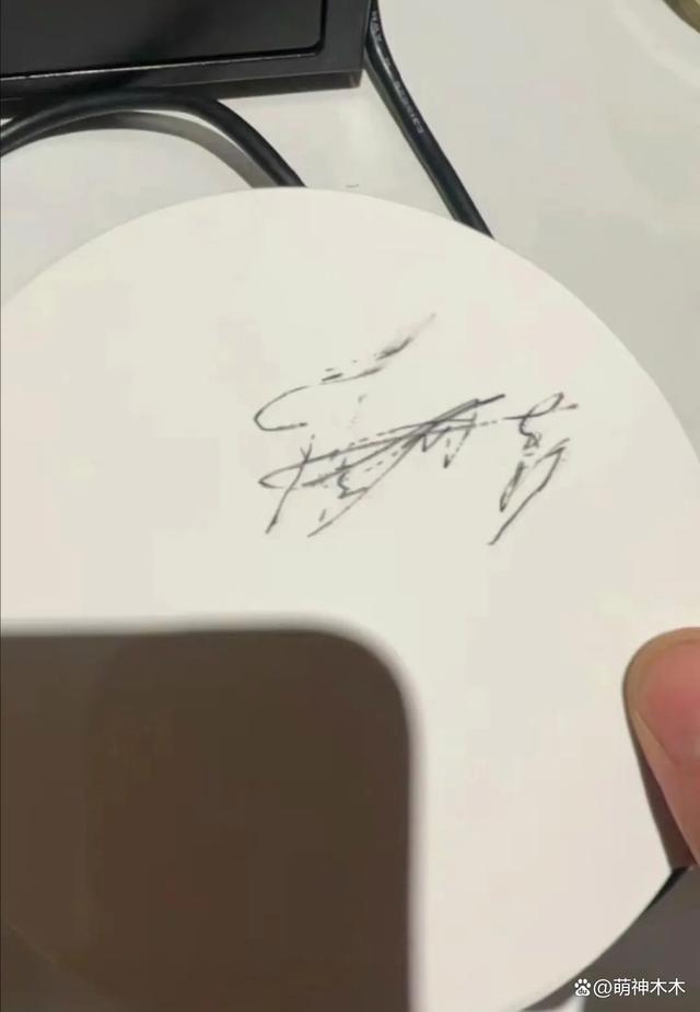 赵丽颖喝茶被偶遇，穿上万毛衣低调宠粉，被曝将和杨幂同场飙戏