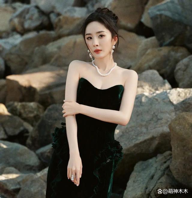 赵丽颖喝茶被偶遇，穿上万毛衣低调宠粉，被曝将和杨幂同场飙戏