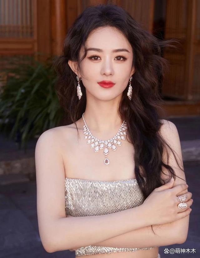 赵丽颖喝茶被偶遇，穿上万毛衣低调宠粉，被曝将和杨幂同场飙戏