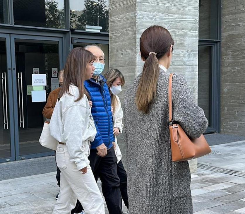 柳俊江烧炭自杀，女友及前妻现身殡仪馆，自杀原因曝光