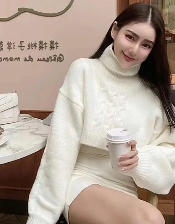 汪小菲高调晒女方童年照维护新女友，张兰不承认儿子新欢