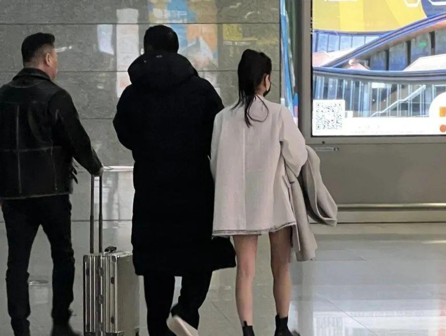 汪小菲高调晒女方童年照维护新女友，张兰不承认儿子新欢