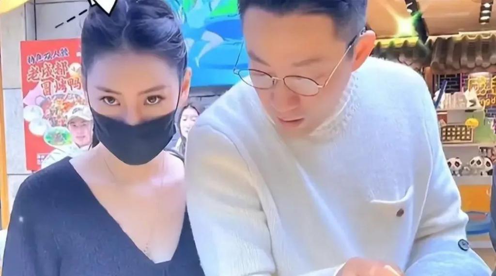 汪小菲高调晒女方童年照维护新女友，张兰不承认儿子新欢
