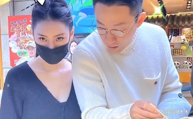 汪小菲高调维护新女友！晒女方童年照，张兰不承认儿子新欢