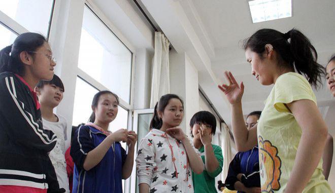 “千手观音”邰丽华一舞成名，2次拒绝富商反嫁给穷小子