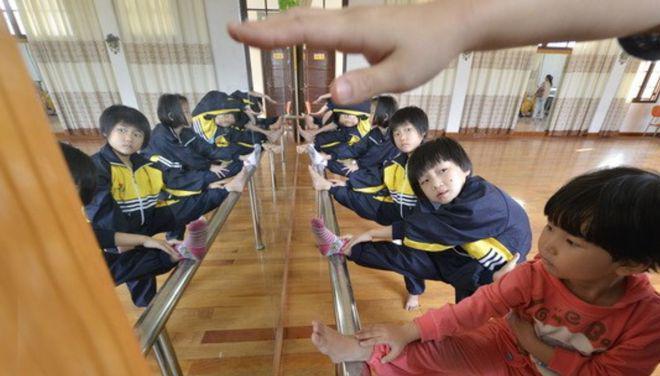 “千手观音”邰丽华一舞成名，2次拒绝富商反嫁给穷小子