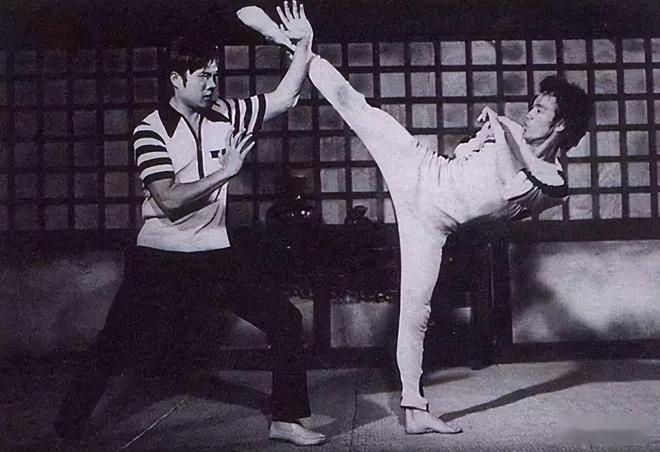 1973年，李小龙突然在香港离奇死亡，到底发生了什么？