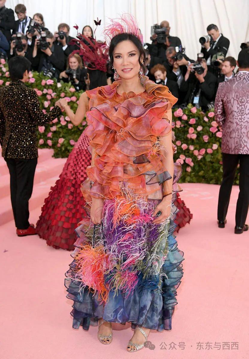 邓文迪与男友玩海，把肌肉男熬成大叔，自己越活越年轻